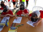 Nens pintant a l´stand dels falconers de la Federació Catalana de Caça a la diada Posa´t la gorra Balaguer