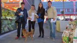 Representantes de Jóvenes por la Caza durante las actividades de recogida de alimentos y otros productos para animales abandonados